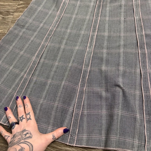 Y2K Vintage Sunny Leigh Plaid Fit & Flare Knee Skirt (Grey/Pink) Size 10 - Picture 4 of 7
